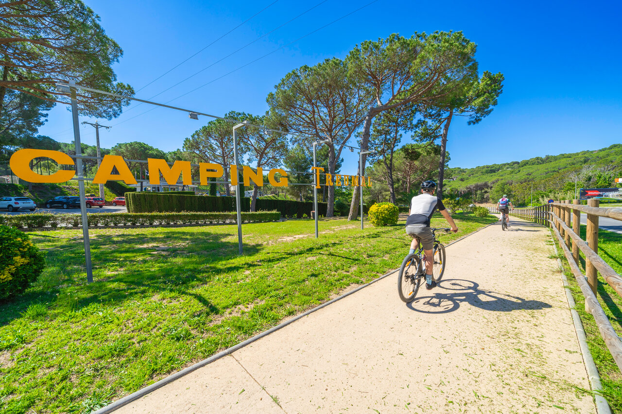 Bike path and entrance sign of CAPFUN Treumal campsite in Platja d'Aro (17).