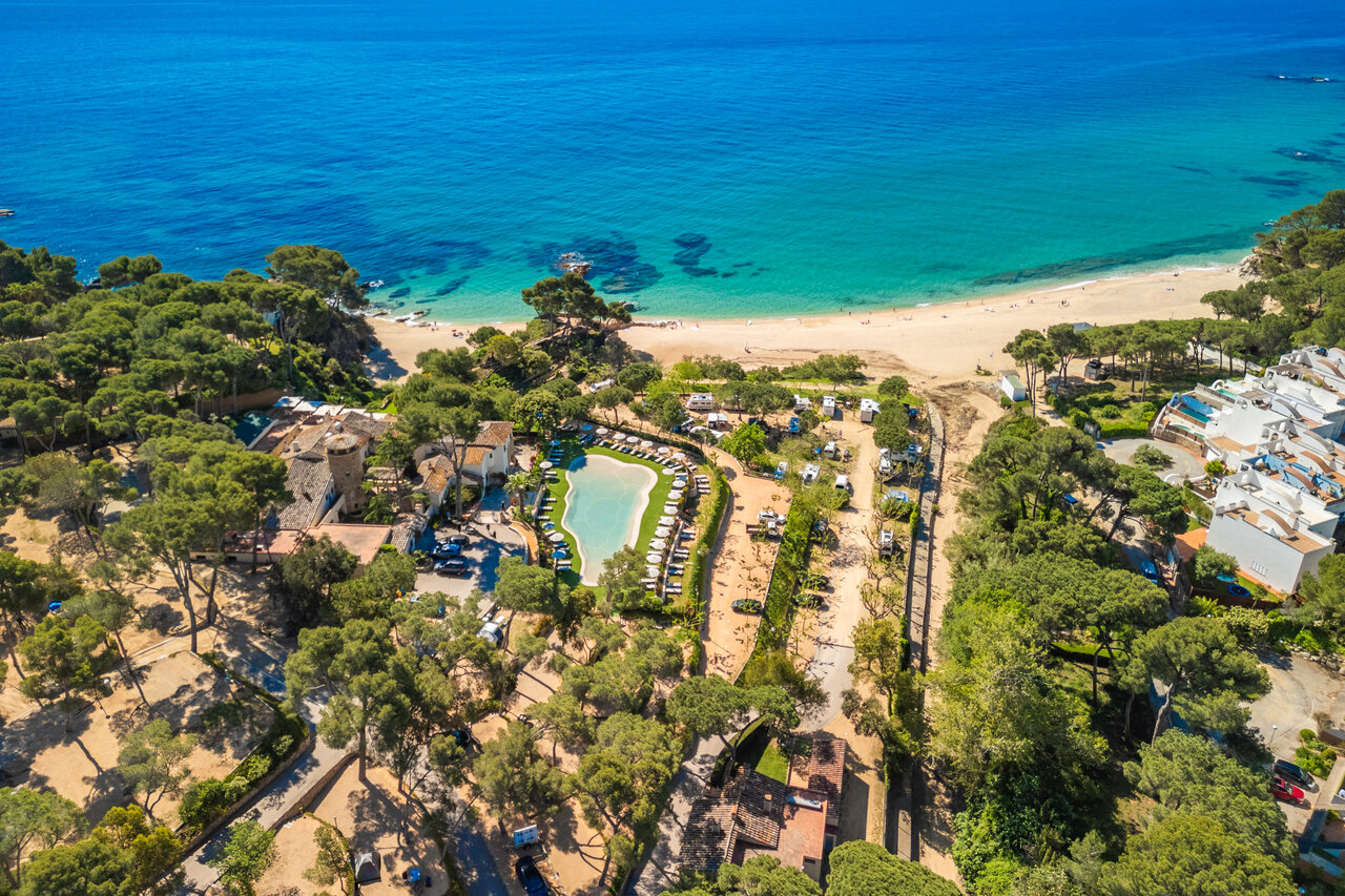 Pool, beach and nature at CAPFUN Treumal campsite in Platja d'Aro (17).