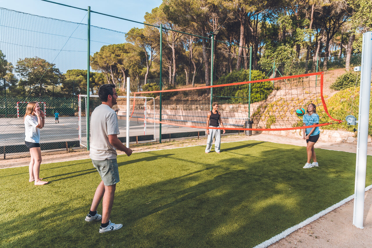 Volleyball on synthetic court at CAPFUN Treumal campsite in Platja d'Aro (17).