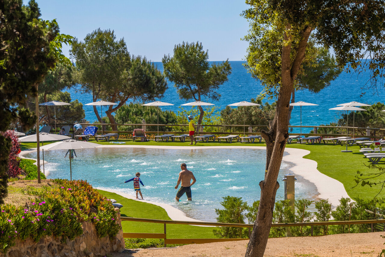Outdoor pool, water jets, sea view, CAPFUN Treumal, Platja d'Aro (17).