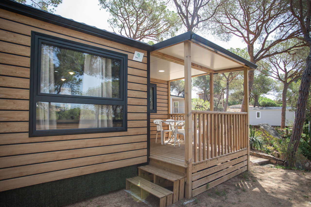 Modern mobile home with covered terrace at CAPFUN Treumal, Platja d'Aro.