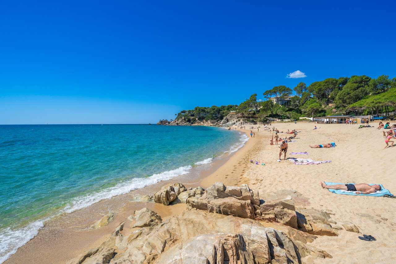 Fine sandy beach, swimmers, turquoise sea at CAPFUN Treumal campsite in Platja d'Aro (17).