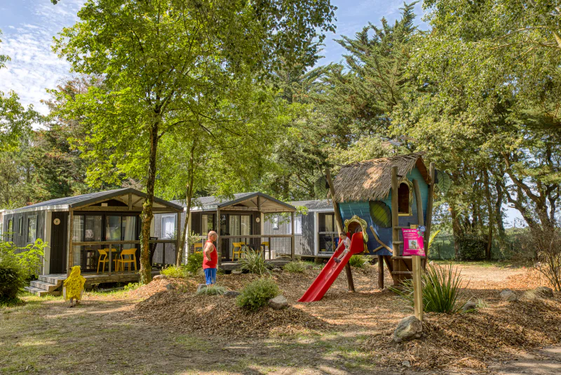 Comfortable mobile homes and children's playground at CLICOCHIC Trois Ch�nes campsite in Pornichet (44).