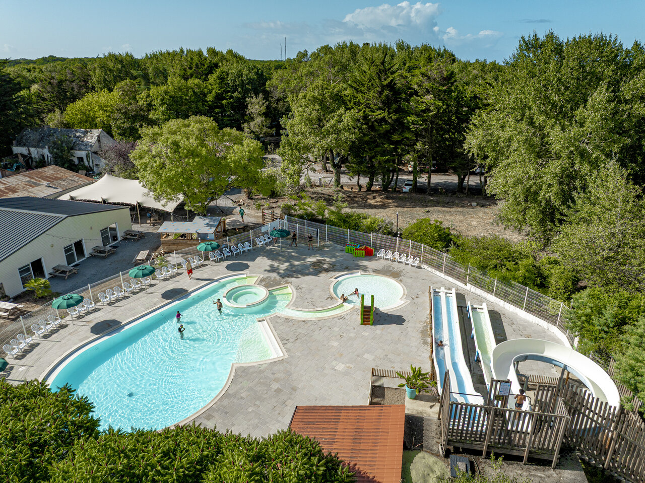 Outdoor pool, water slides and jacuzzi at CLICOCHIC Trois Ch�nes campsite in Pornichet (44).