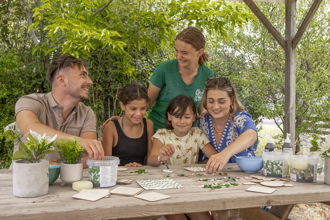 Family creative workshop with animator at CLICOCHIC Trois Ch�nes campsite in Pornichet.