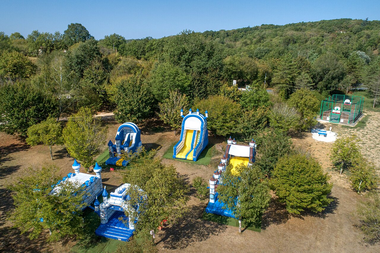 Inflatable structures and multi-sport court at CAPFUN Ullule campsite in Tournon d'Agenais (47).