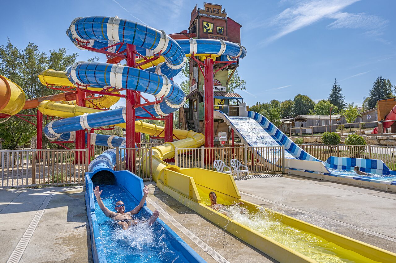 Water park with giant slides at CAPFUN Ullule campsite in Tournon d'Agenais (47).