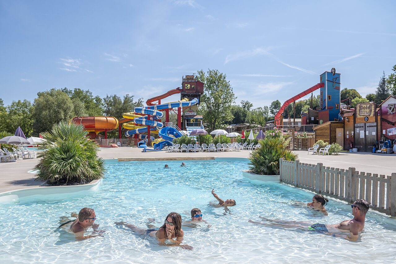 Outdoor pool, water slides and families at CAPFUN Ullule campsite in Tournon d'Agenais.