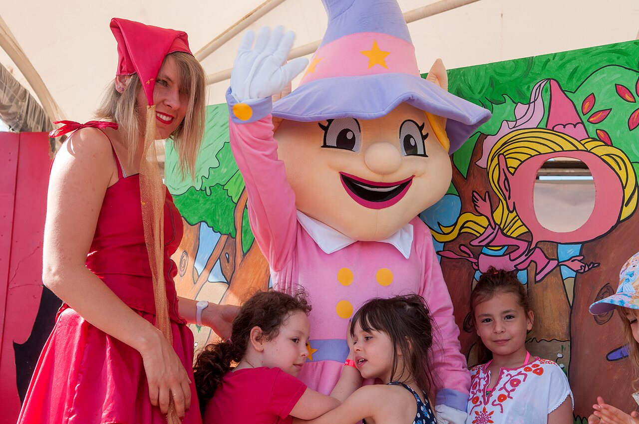 Mascot and smiling children enjoying animation at CAPFUN Ullule campsite (47).