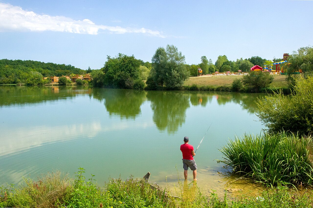 Angler in the lake, nature, games at CAPFUN Ullule campsite in Tournon d'Agenais (47).