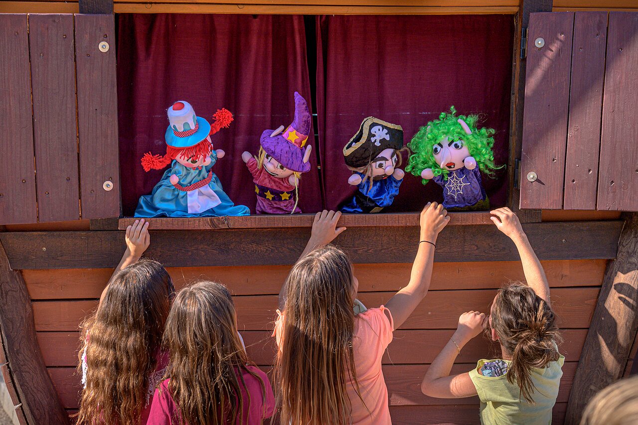 Puppet show for children at CAPFUN Ullule campsite Tournon d'Agenais (47).