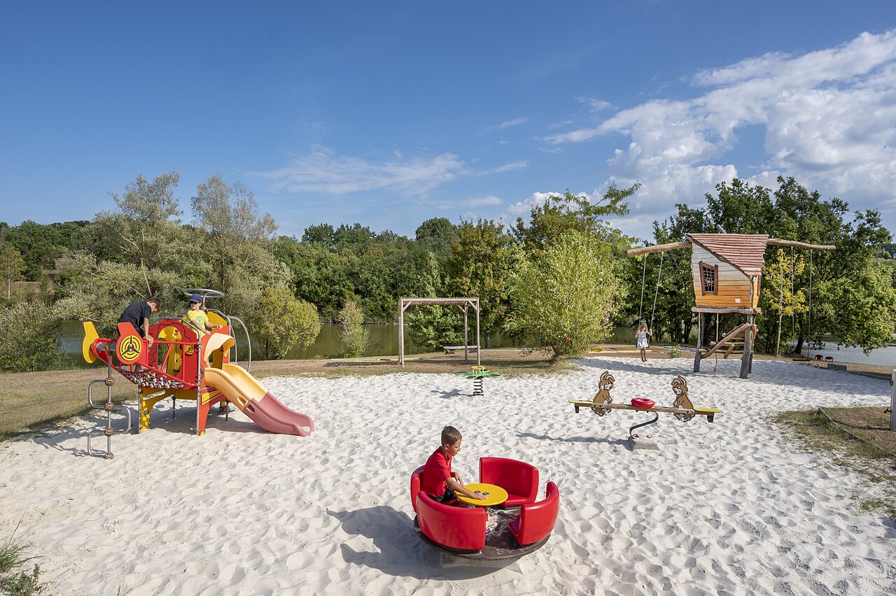 Kids' playground, slide, swings at CAPFUN Ullule campsite in Tournon d'Agenais (47).