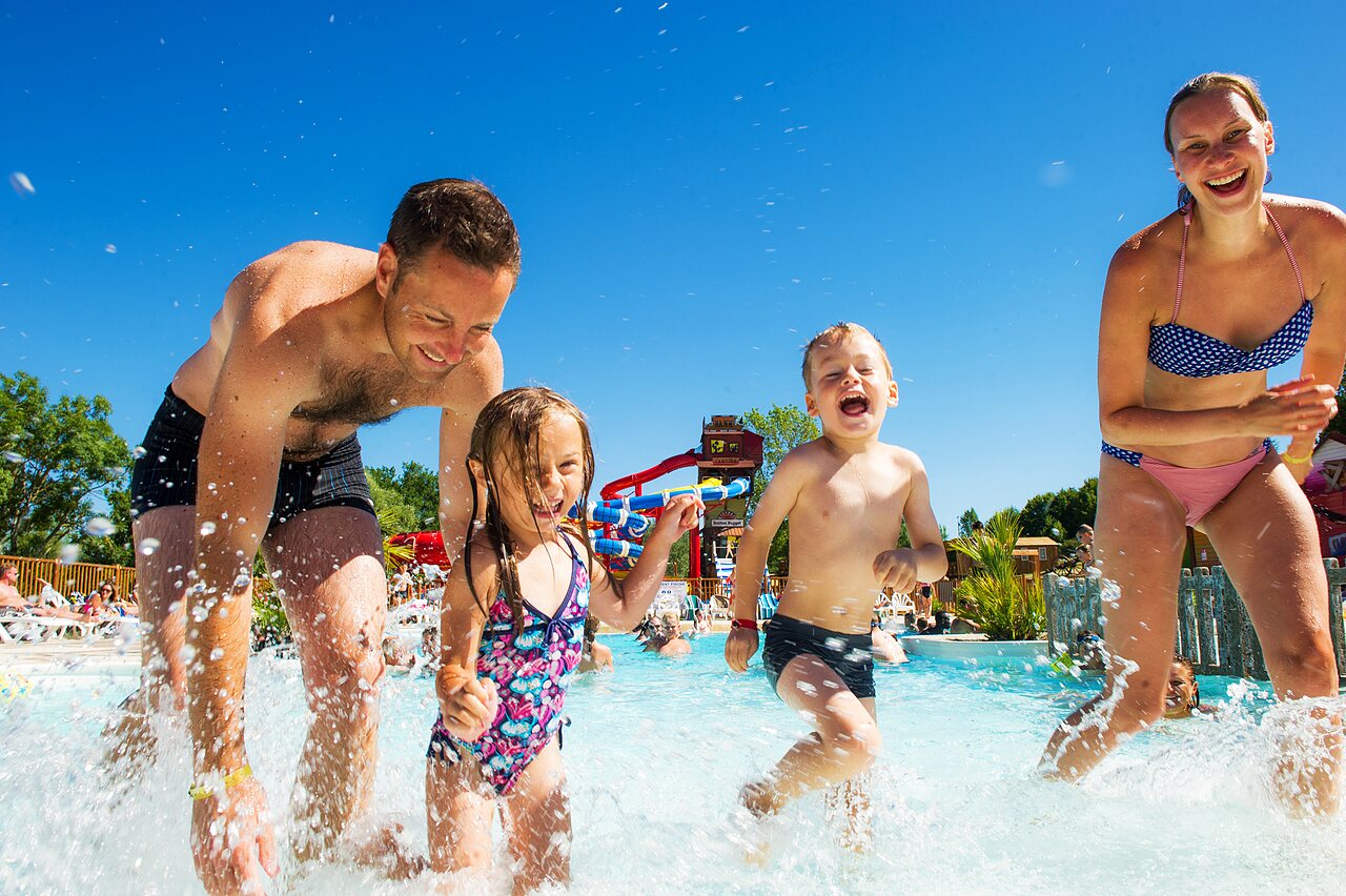 Wave pool, waterslides, family at CAPFUN Ullule in Tournon d'Agenais.