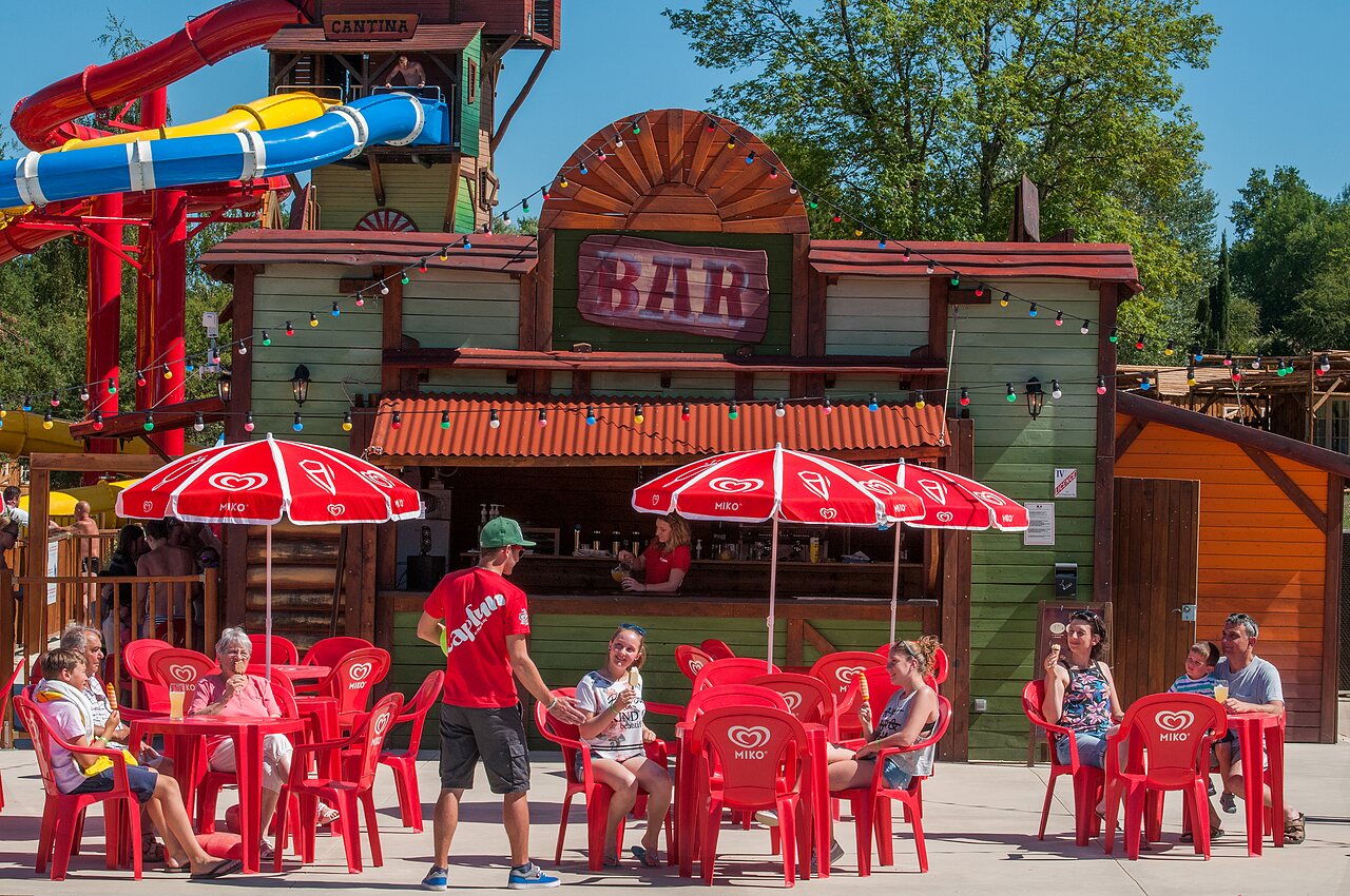 Outdoor bar and water slides at CAPFUN Ullule campsite Tournon d'Agenais (47).