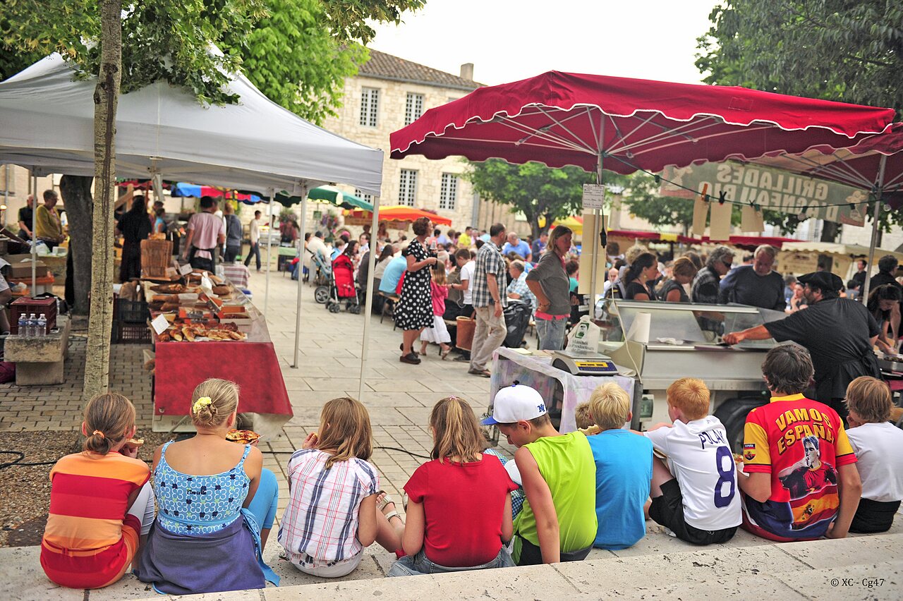 Lively local market with fresh produce at CAPFUN Ullule in Tournon d'Agenais.