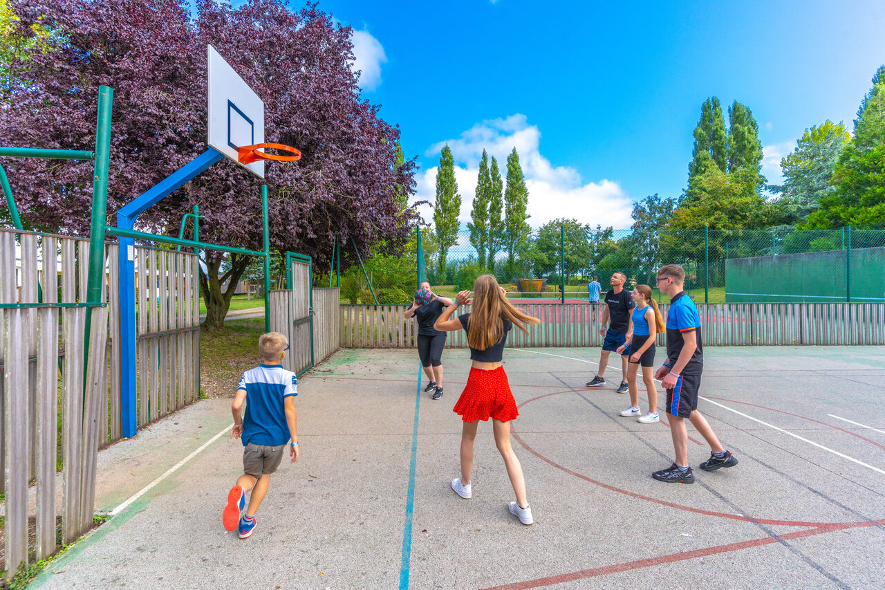 Multisport court for basketball at CAPFUN Val d'Authie campsite in Villers sur Authie.