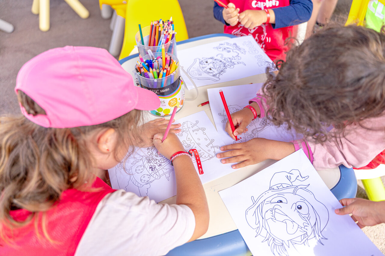 Children coloring drawings at CAPFUN Vikings campsite in Saint Jean de la Rivi�re (50).