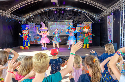 Animation show with mascots and children at CAPFUN Vikings campsite in Saint Jean de la Rivi�re (50).