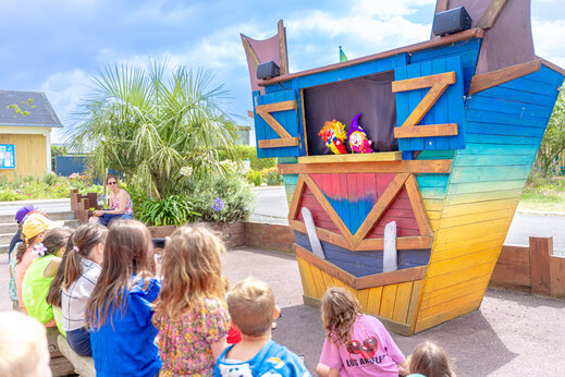 Puppet show children at CAPFUN Vikings campsite in Saint Jean de la Rivi�re (50).