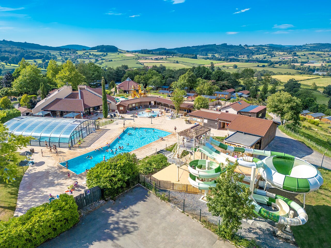 Water park, pools and slides at CLICOCHIC Village des Meuniers campsite (71).