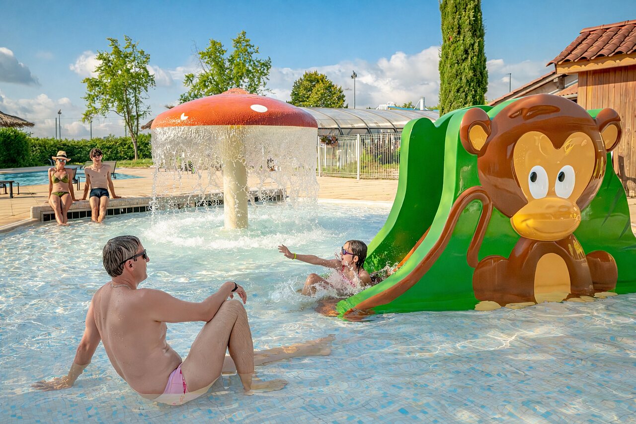 Fun pool, monkey slide, spraying mushroom at CLICOCHIC Village des Meuniers campsite.