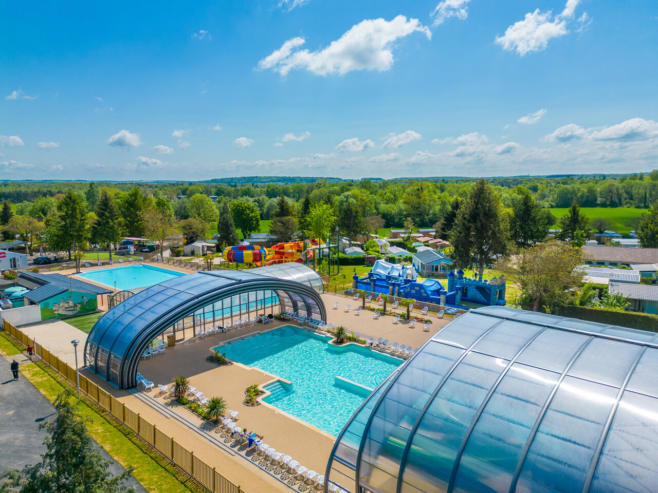 Covered pools, water slides and games at CAPFUN Le Village Parisien campsite in VARREDDES (77).