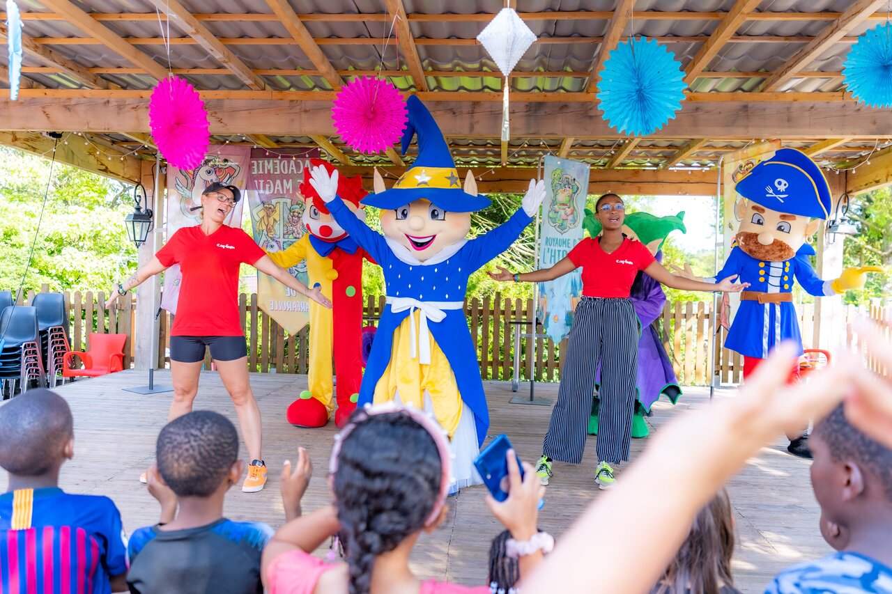 Mascots and animators show at CAPFUN Le Village Parisien campsite (77).
