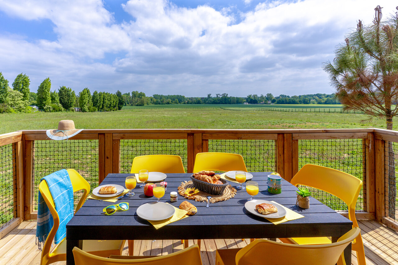 Breakfast on Mobil-home terrace at CAPFUN Le Village Parisien campsite in VARREDDES (77).
