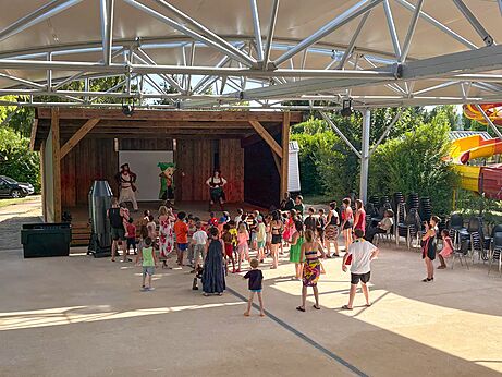 Children's show on covered outdoor stage at CAPFUN Le Village Parisien campsite in VARREDDES (77).