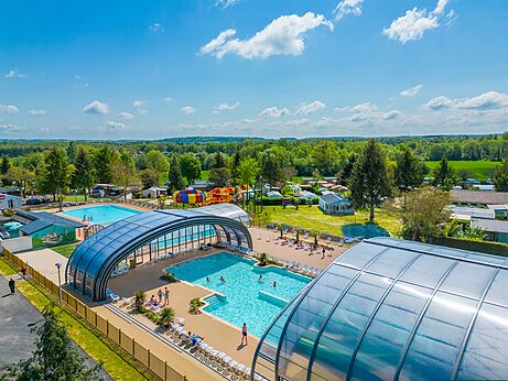 Covered and outdoor pools, water slides at CAPFUN Le Village Parisien campsite in VARREDDES (77).