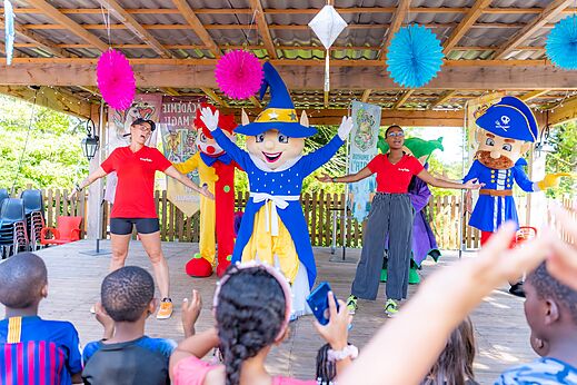 Animation with mascots and children's show at CAPFUN Le Village Parisien campsite in VARREDDES (77).