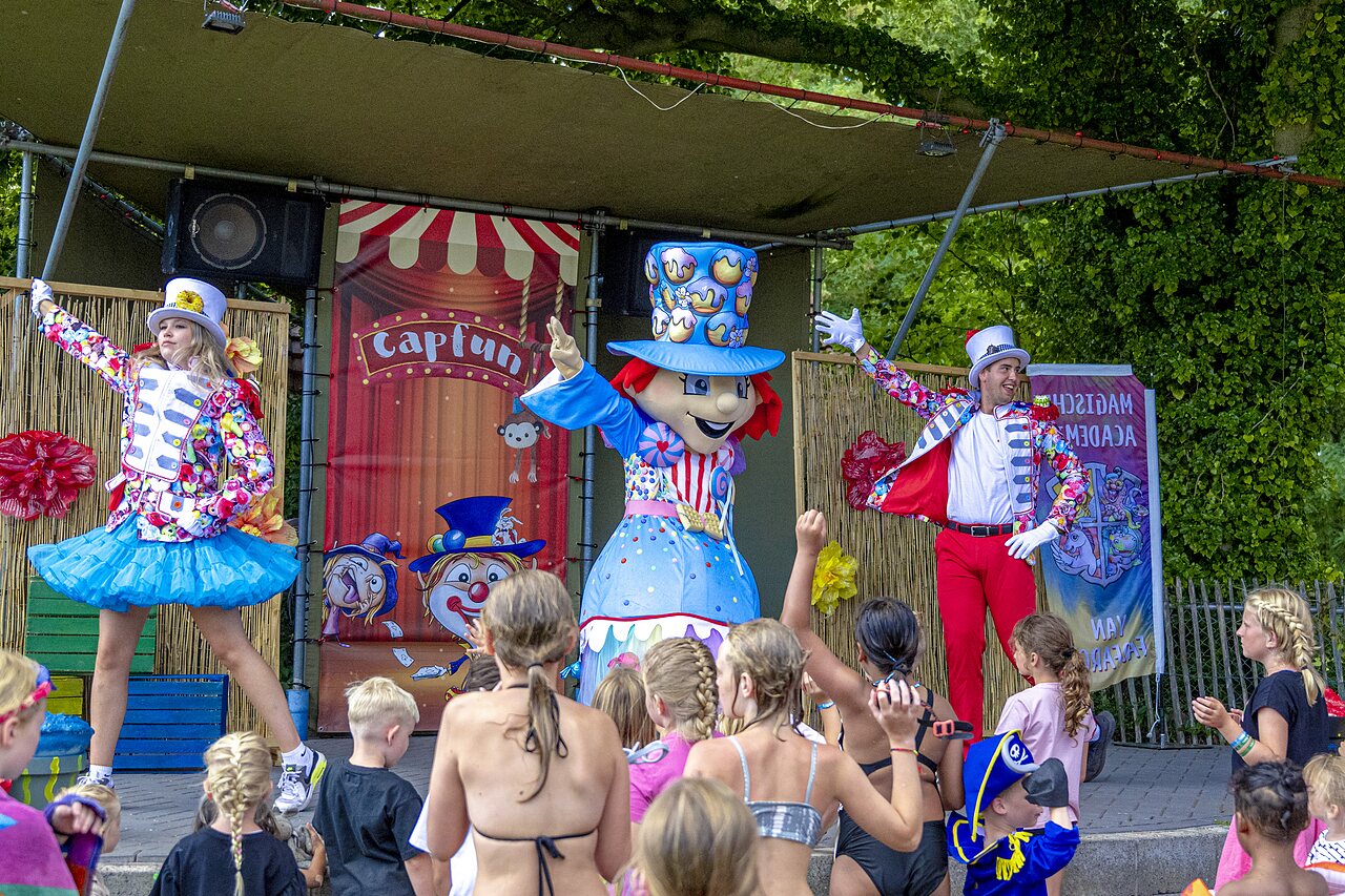 Animation show with mascots and performers for children at CAPFUN Vlinderloo campsite in Enschede.