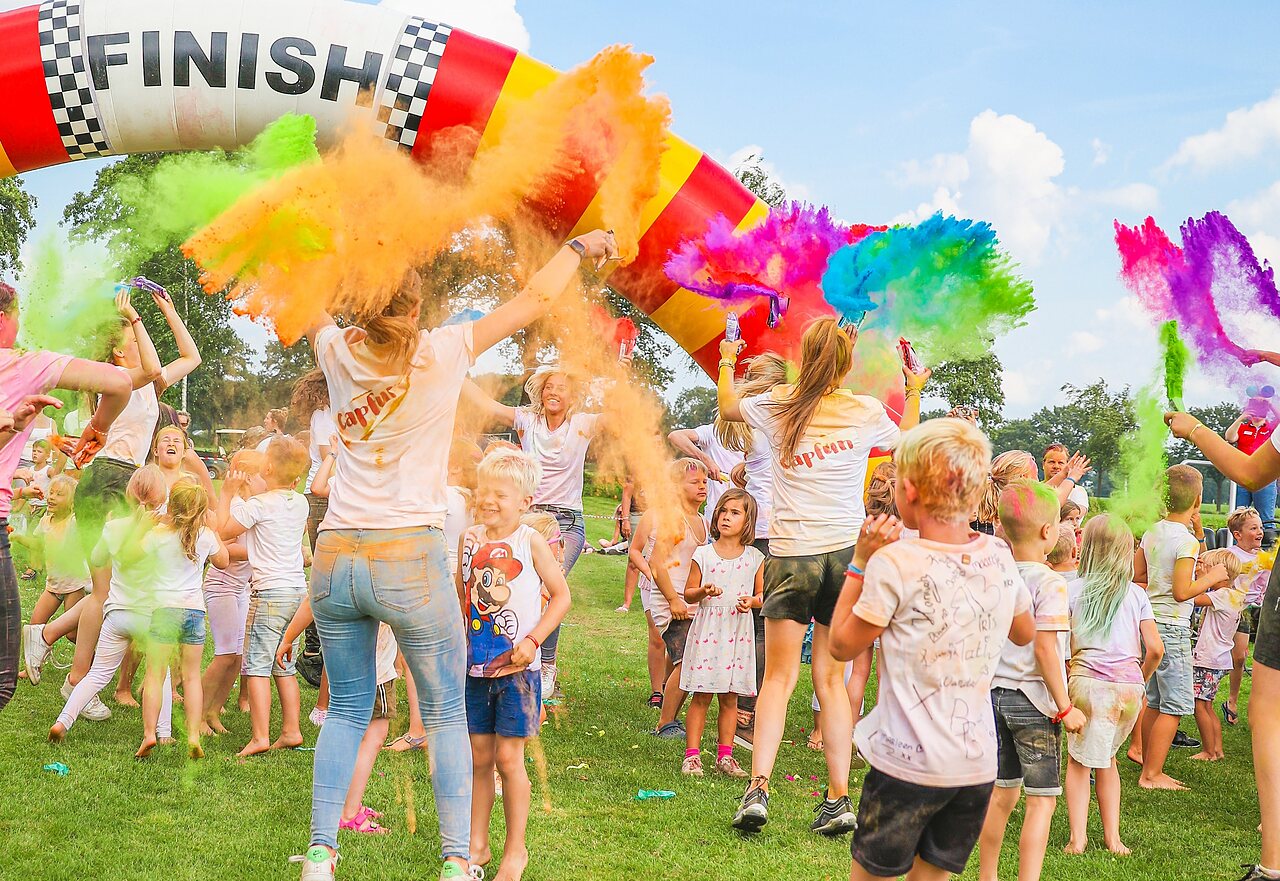 Color run animation with powder, children, adults, at CAPFUN Vlinderloo campsite in Enschede.