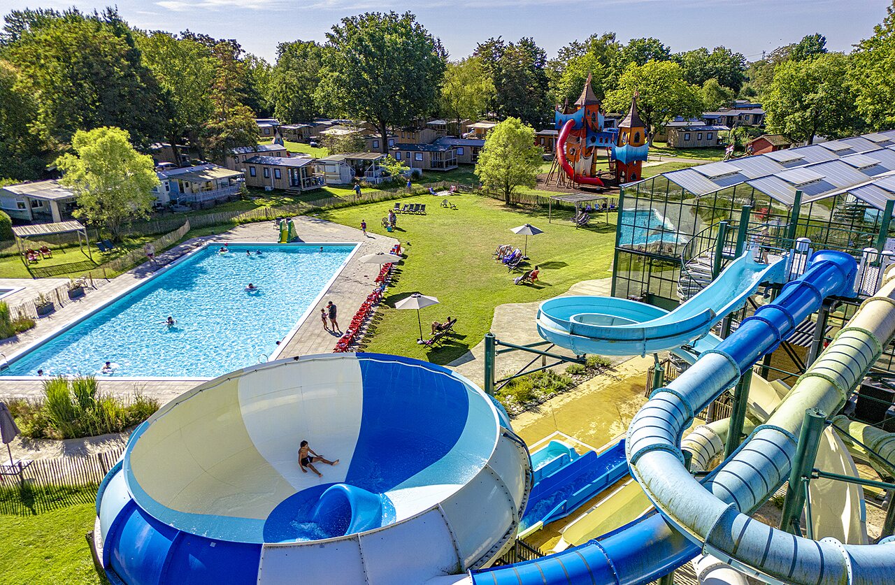 Water slides, outdoor pool, and playground at CAPFUN Vlinderloo campsite in Enschede.