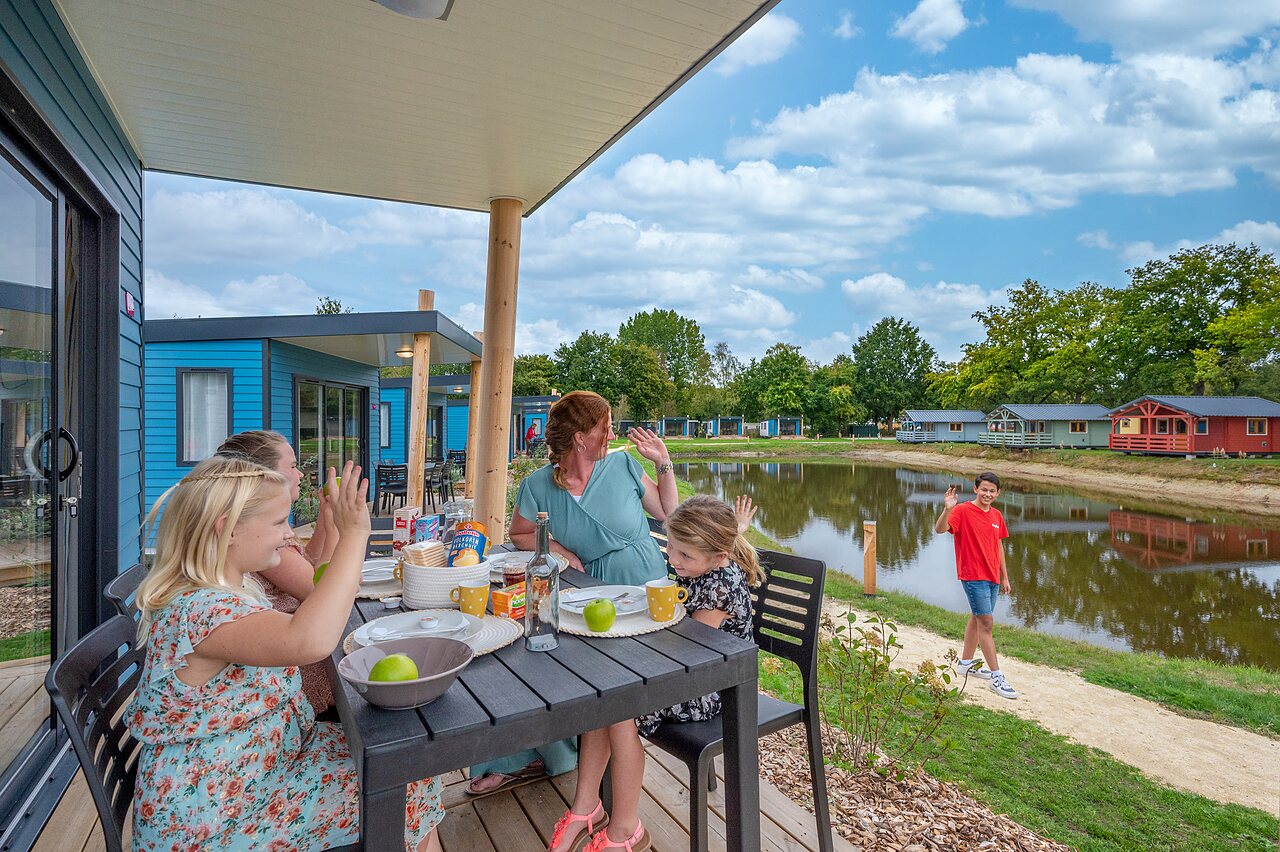 Mobile home, family dining, pond, at CAPFUN Vlinderloo campsite in Enschede.