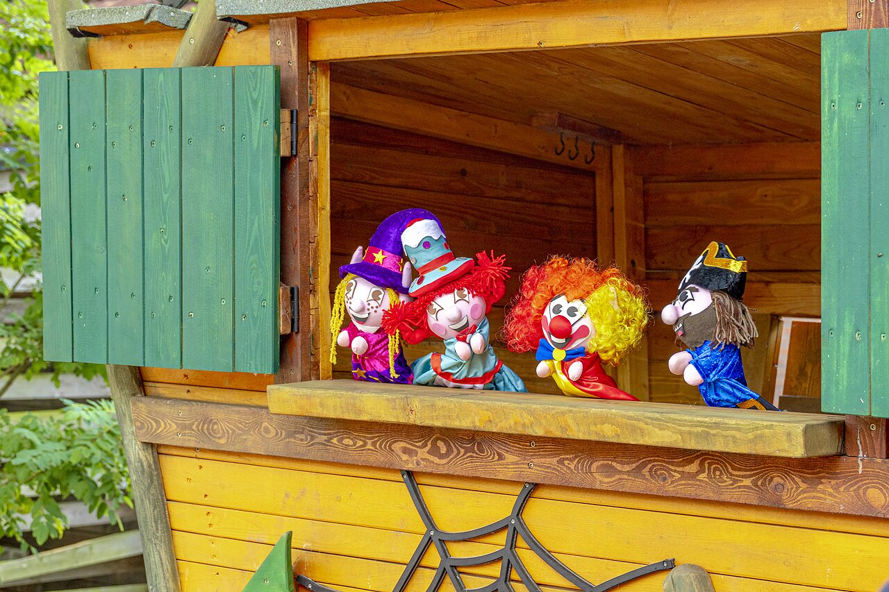 Puppet show with four colorful characters at CAPFUN Vlinderloo campsite in Enschede.