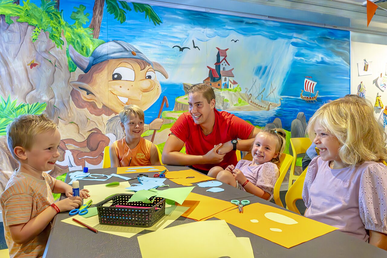 Children's creative activity with animator at CAPFUN Vlinderloo campsite in Enschede.