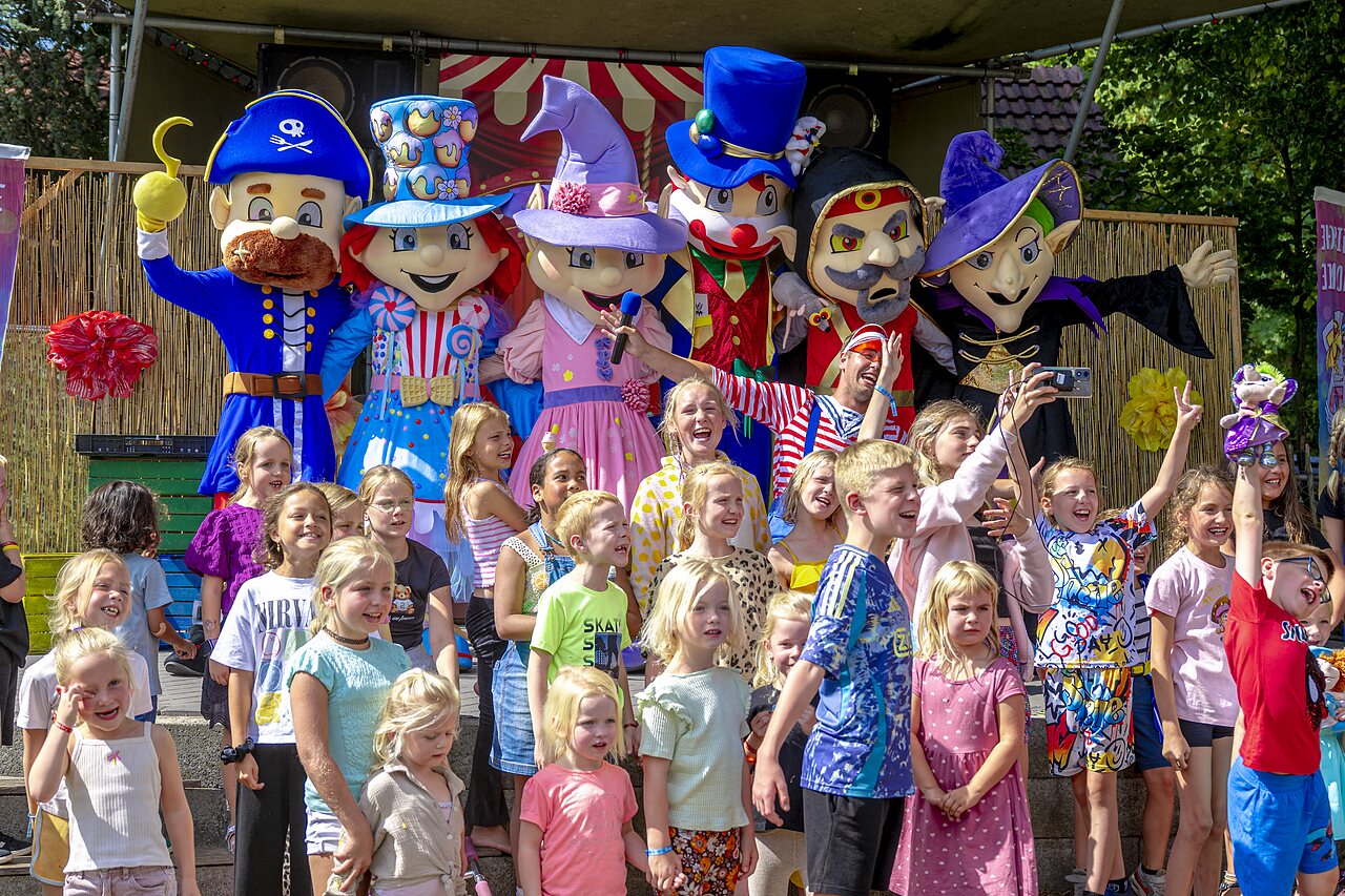 Children's entertainment show with mascots at CAPFUN Vlinderloo campsite in Enschede.