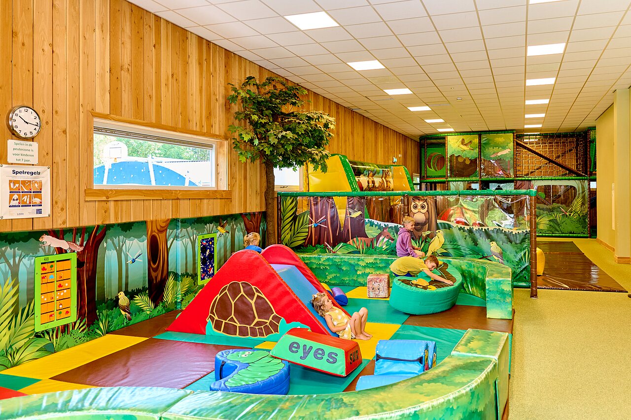 Indoor play area with slide and structures for children at CAPFUN De Waldsang.