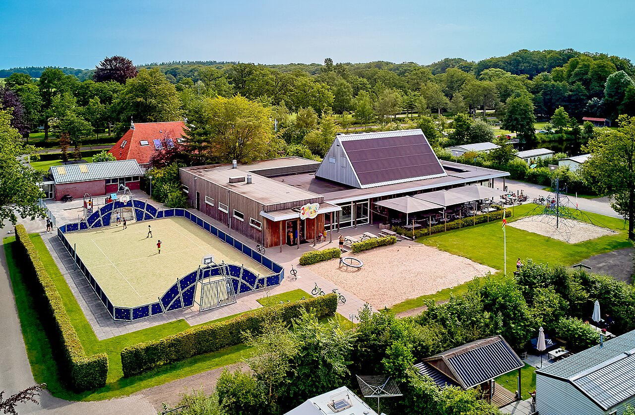 Multi-sport pitch, playground, restaurant at CAPFUN De Waldsang campsite in Bakkeveen.