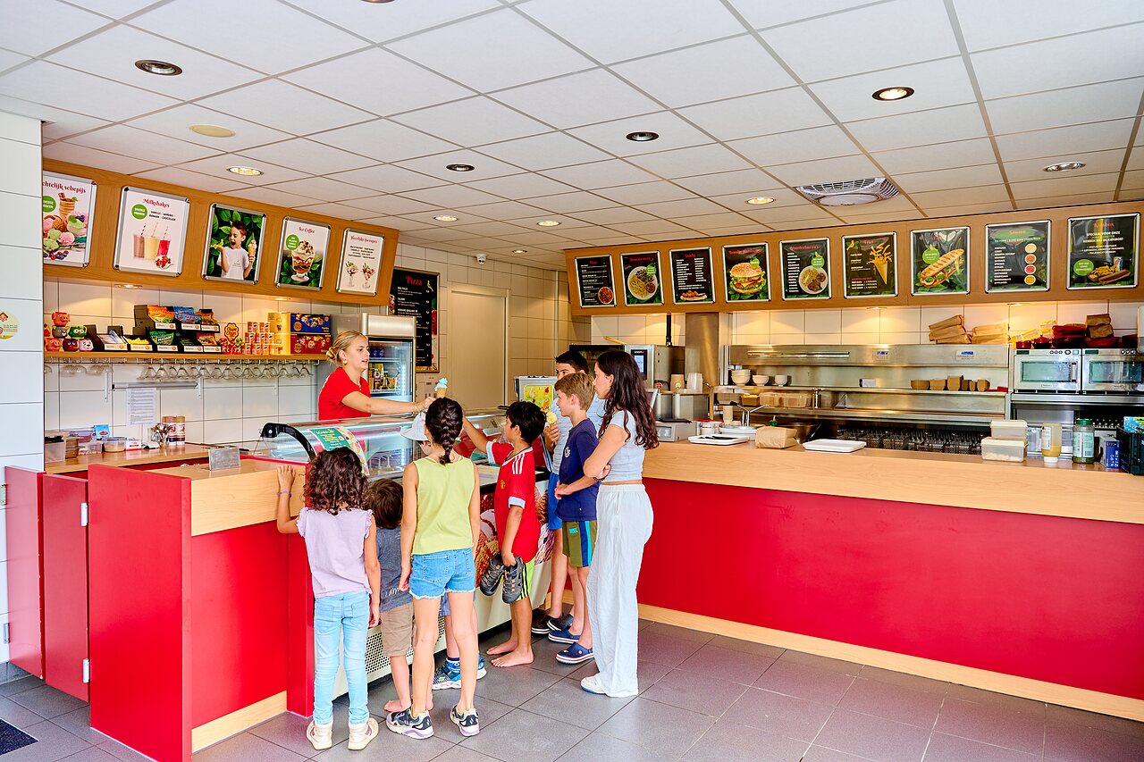 Ice cream and snack counter for children at CAPFUN De Waldsang campsite in Bakkeveen.