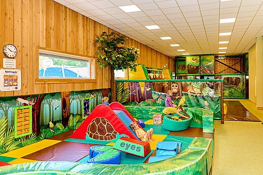 Indoor jungle-themed play area for children at CAPFUN De Waldsang.