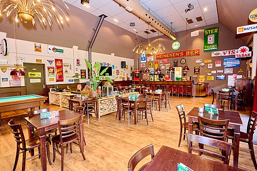 Bar and restaurant with tables, chairs and pool table at CAPFUN De Waldsang in Bakkeveen.