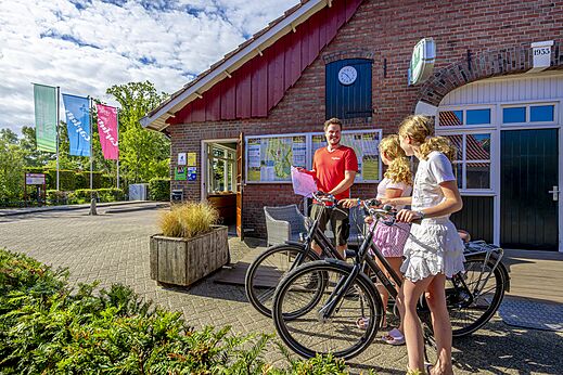 Camping reception, staff and holidaymakers with bicycles at CAPFUN het Winkel campsite in Winterswijk.