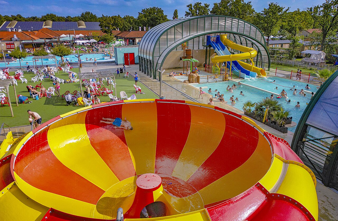 Giant water slide and lively swimming pools at CAPFUN de Wondermolen campsite in Molenschot.