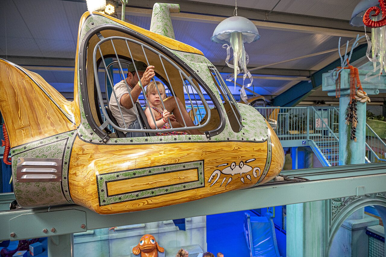 Suspended submarine ride with child and adult at CAPFUN Wondermolen campsite in Molenschot.