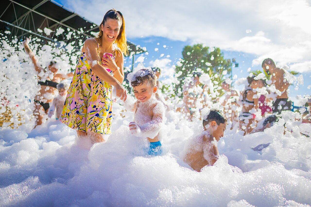 Foam party with happy children and adults at CAPFUN Wondermolen campsite in Molenschot.