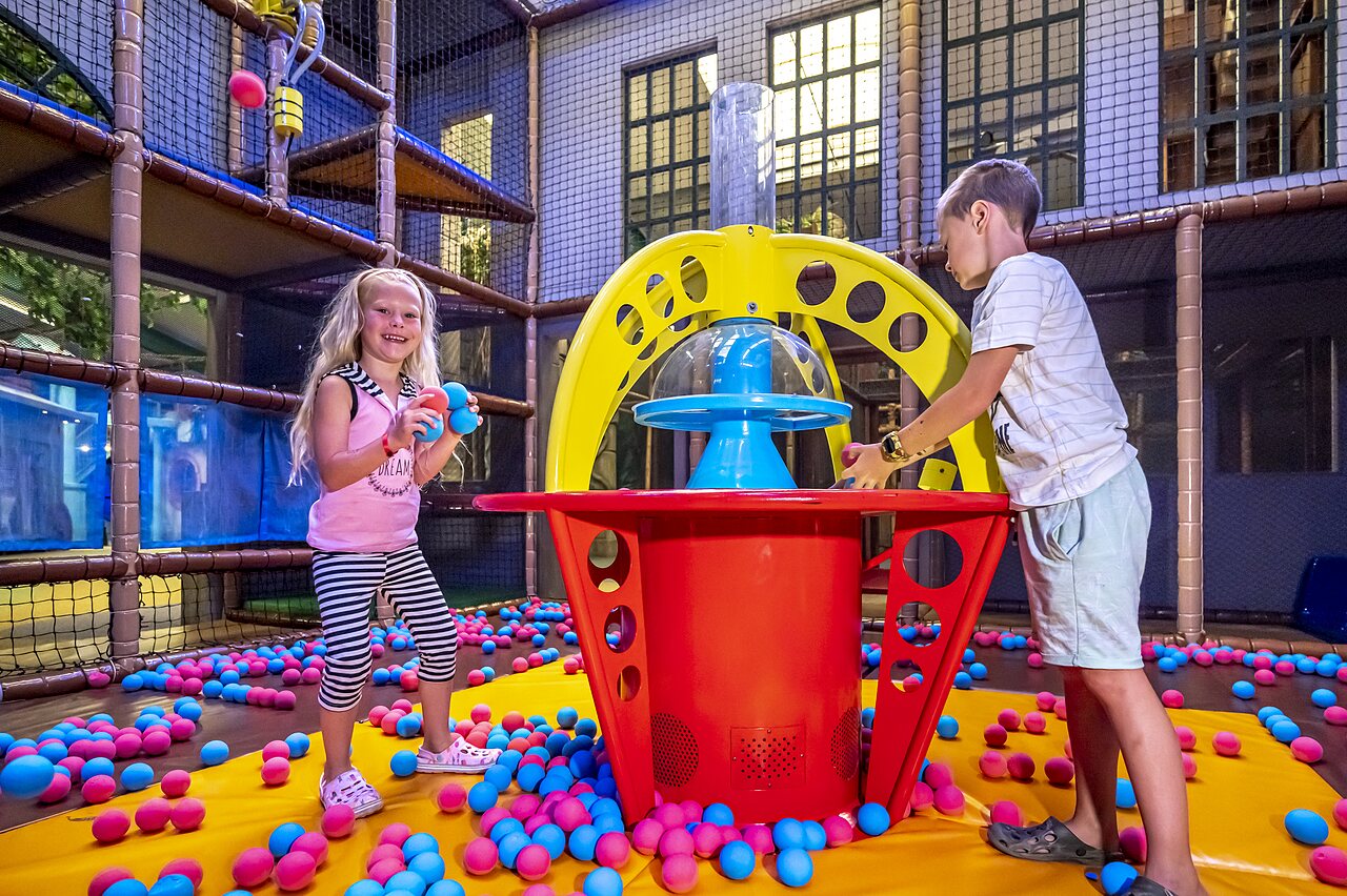 Indoor play area with ball pit for children at CAPFUN Wondermolen Molenschot.
