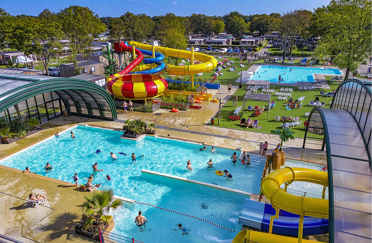Giant water slides and indoor/outdoor pools at CAPFUN Wondermolen campsite in Molenschot.