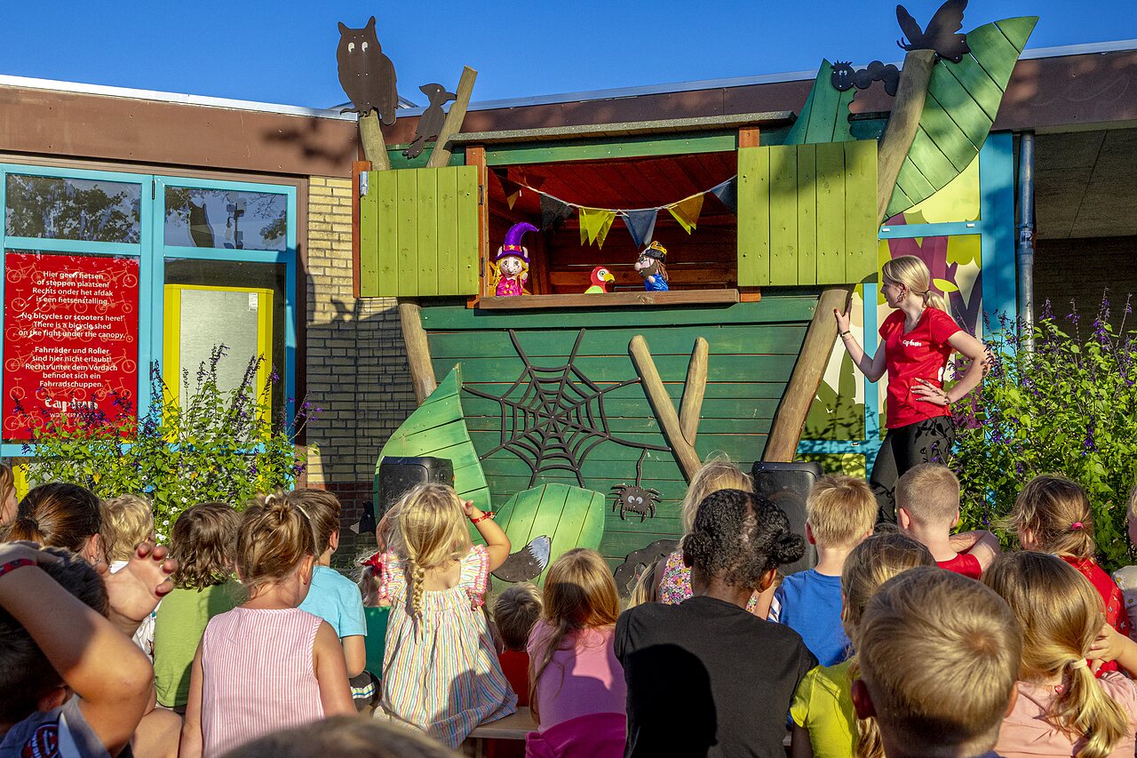 Puppet show for children and animator at CAPFUN de Wondermolen campsite in Molenschot.